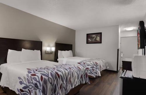 Pooler Hotel | Pet Friendly Room Near Crosswinds Golf Club - 1.1 miles | Free Parking