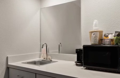 Pooler Hotel | Pet Friendly Room Near Crosswinds Golf Club - 1.1 miles | Free Parking