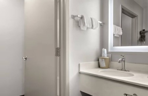 Pooler Hotel | Pet Friendly Room Near Crosswinds Golf Club - 1.1 miles | Free Parking