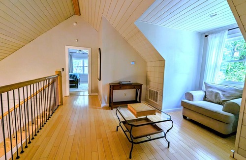 Dahlonega Hotel | Pet-Friendly Suite in North Georgia Mountains with Kitchen, Dining & Living Room