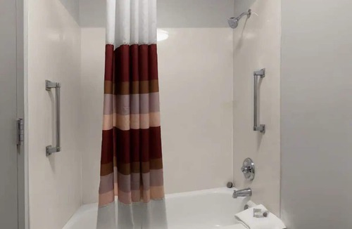 Pooler Hotel | Pet-Friendly Unit Near w/Free Parking & Pool Access | 2 miles to SAV Airport