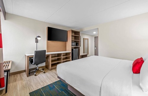 Statesville Hotel | Pet-Friendly Unit w/Breakfast | Near Statesville Historic District - 2 miles