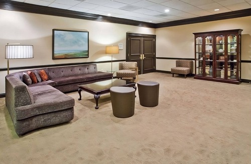 Eagan Park Hotel | Pets are Allowed HERE! Outdoor Pool, Minutes From Delta Flight Museum