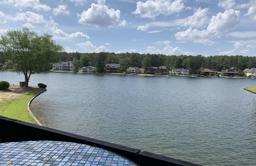 Pinehurst Condo | Pinehurst 2BR 2B Condo on lake, seasonal pool, just 1.5 mi to Pinehurst Resort