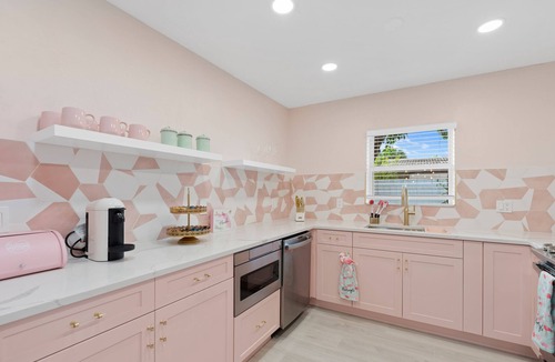Coral Ridge House | Pink Palm Pool Paradise – Designer 4BR with Bar near Las Olas & Beach
