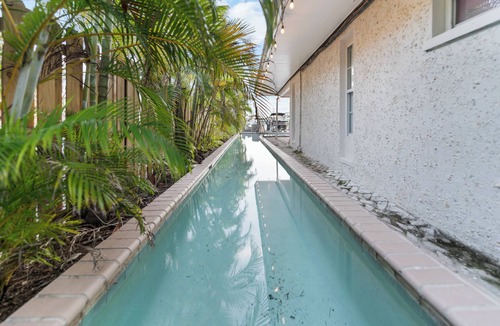 Ozona House | Pink Pony Villa – Waterfront Escape w/Pool, Kayaks & Themed Rooms