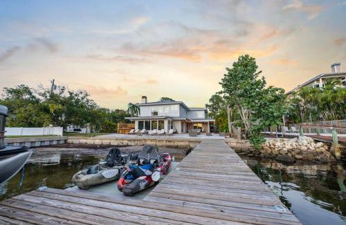 Ozona House | Pink Pony Villa - Waterfront Escape with Pool & Themed Rooms
