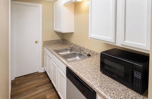 Millington Hotel | Plantation Oaks Suites & Inn Millington