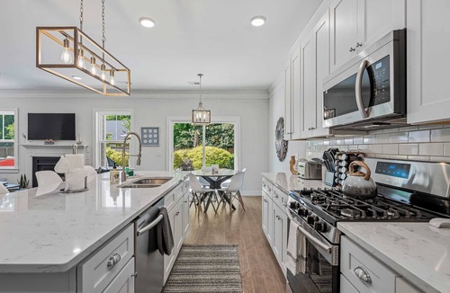 Scanlonville House | Pleasant Place New Build + Pool Great for Families