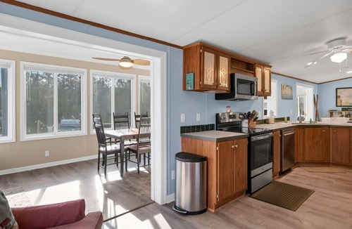 Chapin Apartment | Plum Beautiful | 3 Kings & Hot Tub on Lake Murray