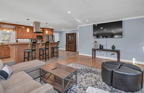 Columbia House | Pond View Retreat | Bright & Spacious 3BR