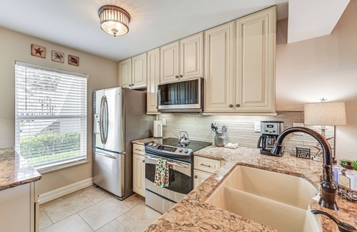 Hammock Bay Condo | Pool Access! Retreat 6 Mi to Marco Island Beach