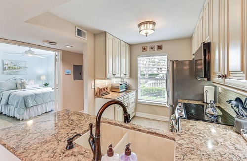 Hammock Bay Condo | Pool Access! Retreat 6 Mi to Marco Island Beach