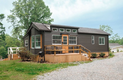 Old Fort House | Pool, close to town, nearby waterfalls!