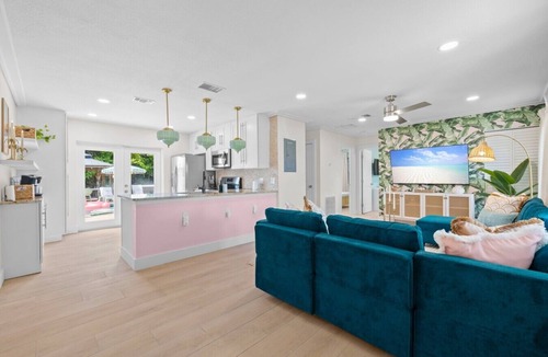 Sun Bay South House | Pool/Hot Tub/Mini Golf Oasis|10 min from Downtown!
