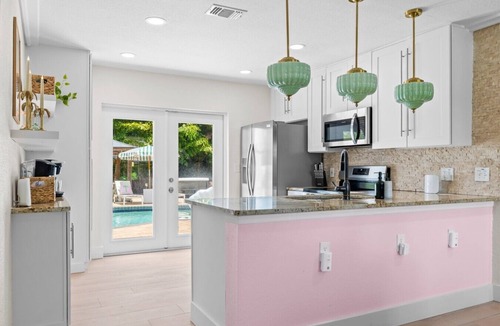 Sun Bay South House | Pool/Hot Tub/Mini Golf Oasis|10 min from Downtown!