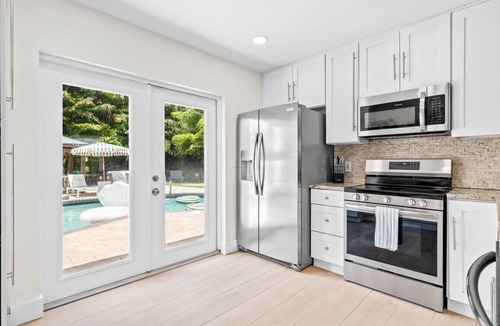 Sun Bay South House | Pool/Hot Tub/Mini Golf Oasis|10 min from Downtown!