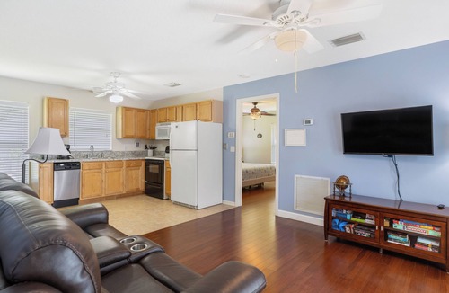 Sebastian Highlands House | ☆☀︎❀ Pool House Paradise! Heated Pool, Poolside TV, Pool Table, Near Beaches!