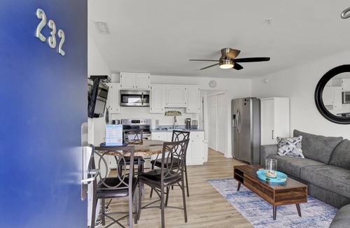 Airlie Condo | Pool, Marinas & Waterfront Dining Nearby @ The Waterway 232