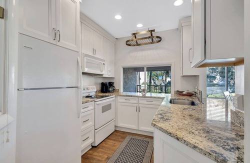 Shelter Cove Condo | Pool View, Pet Friendly, Shelter Cove - Near Beach