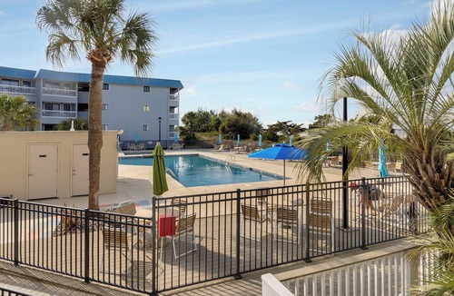 Tybee Island Condo | Pools + Tennis | Walk to Shops & Restaurants | Coastal Condo
