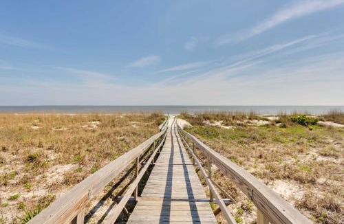Beachwalk House | Poolside Fun & Ocean Strolls: Harbor Island Haven!