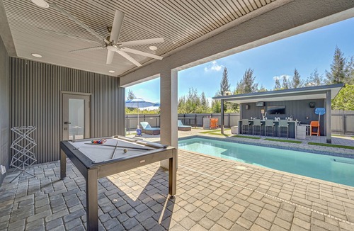 Mariner House | Poolside Lounge w/Bar & Kitchen: Cape Coral Home