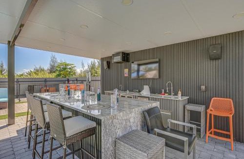 Mariner House | Poolside Lounge w/Bar & Kitchen: Cape Coral Home