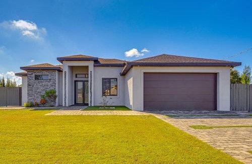Mariner House | Poolside Lounge w/Bar & Kitchen: Cape Coral Home