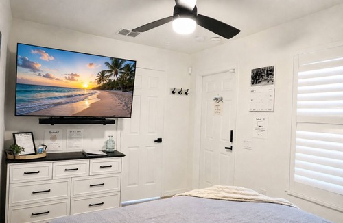 Sanford House | Poolside Suite with Heated Hot Tub · Boombah & SFB Airport