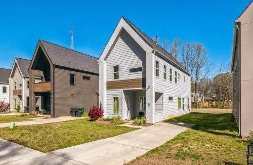 Sugar Creek House | PoolTable-15 Mins to Uptown & DT-King Bed!