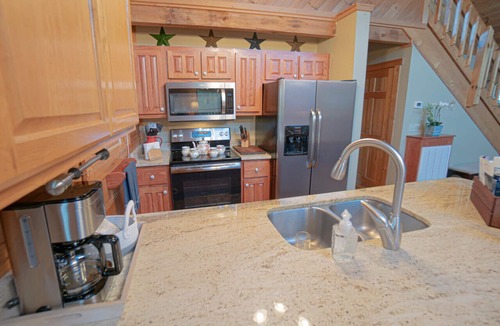 Dandridge Cabin | Poppy’s Place – Smoky Mountain Cabin w/Hot Tub & Lake Access