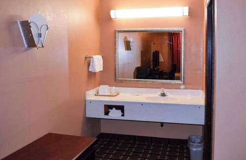 Richburg Hotel | Practical Single Room w/Free Parking – Save + Relax on Your Southern Journey