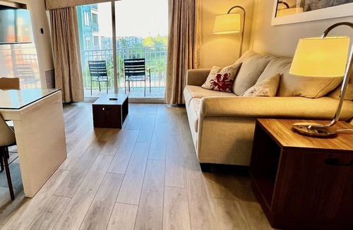 Florida Center Apartment | Premium Universal Studios King Bed Resort Suite, Pool, Gym, Free Parking 507S