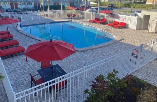 June Park House | Prime Location! 2 Relaxing Units, Free Breakfast & Parking, Onsite Pool