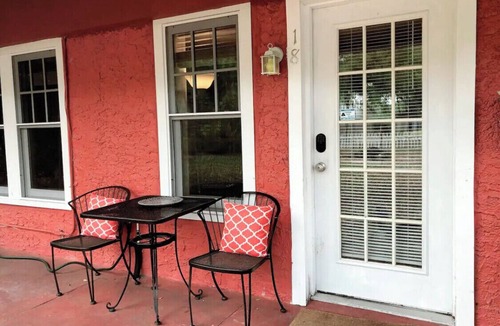Lawsona - Fern Creek Apartment | Private 2/1 Apartment in Historic Downtown Duplex
