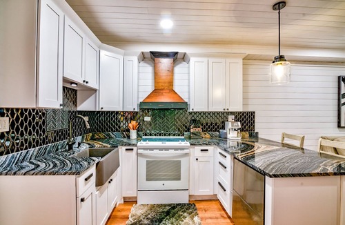 Seymour Apartment | Private 2 Bedroom Luxury Private Suite at Sugarloaf Mountain Lodge.