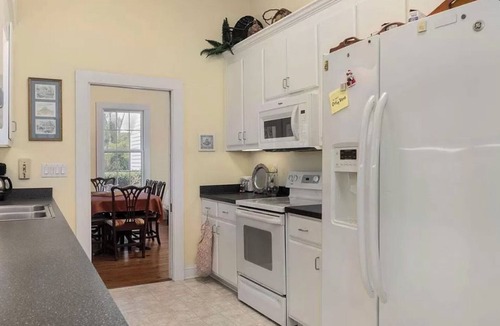 New Bern House | Private 3BR Historic Farmhouse near downtown New Bern on 33 acres