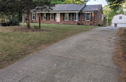 Greensboro House | Private 3BR Retreat w/Large Yard, Den & Enclosed Patio in Greensboro