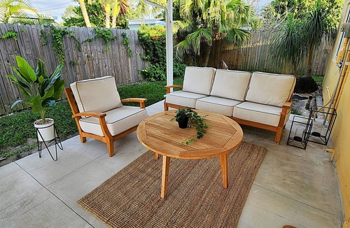 North Andrews Gardens House | Private & charming home, 3 miles from the beach with WiFi, AC, Laundry, backyard