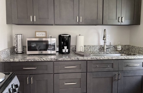Garden City House | Private Cottage + Mins to Downtown Savannah River Street.