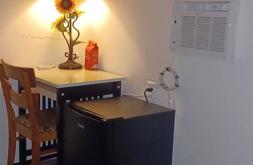 Westside Cabin | Private Cozy Bed n Shower Cabin in marvelous Jacksonville