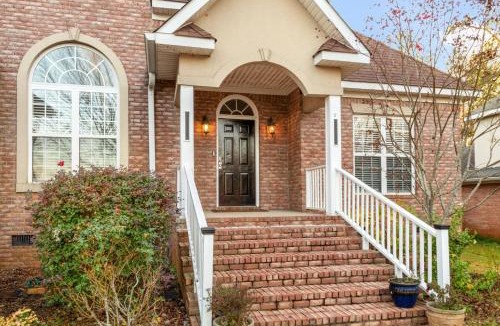 Augusta House | Private Fenced Yard Sleeps 10 Mins to Malls