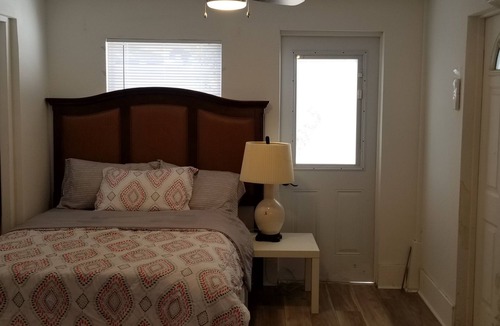 Crescent Heights Apartment | Private Garden Studio close to Downtown St Petes