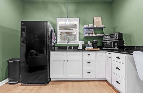 East Memphis House | Private Guest House, Kitchenette