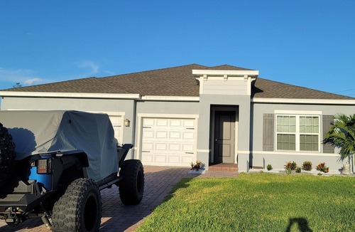 Vero Beach House | Private guest room in a shared house 10 minutes form the beach!