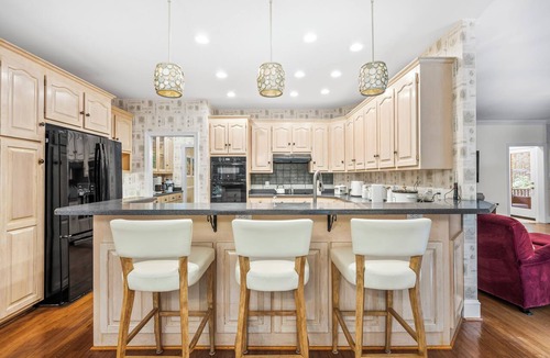 Raleigh House | Private Home Office, Ultafast WiFi, Designer Furnishings & Luxury Bedding