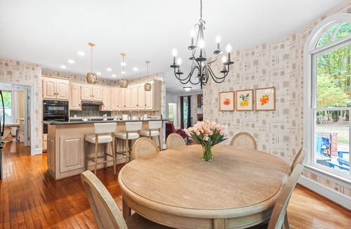 Raleigh House | Private Home Office, Ultafast WiFi, Designer Furnishings & Luxury Bedding