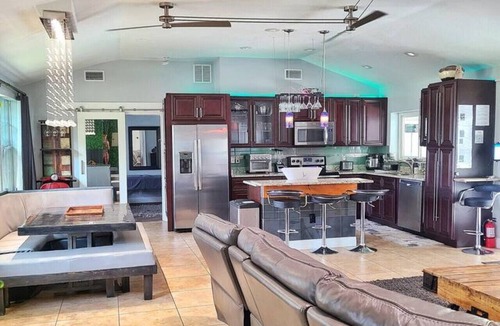 College Park House | Private Luxury Pool/Swim up bar/Smart-home