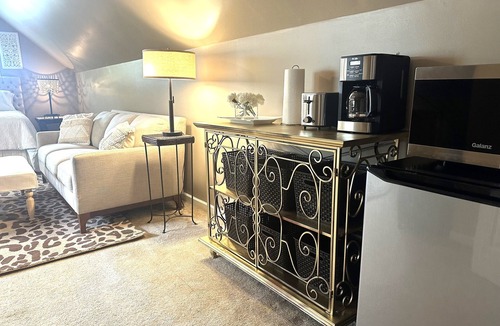 Bethlehem House | Private Luxury Suite 2 Bed 1 Bath w/LR and Kitchenette! Remote Workspace